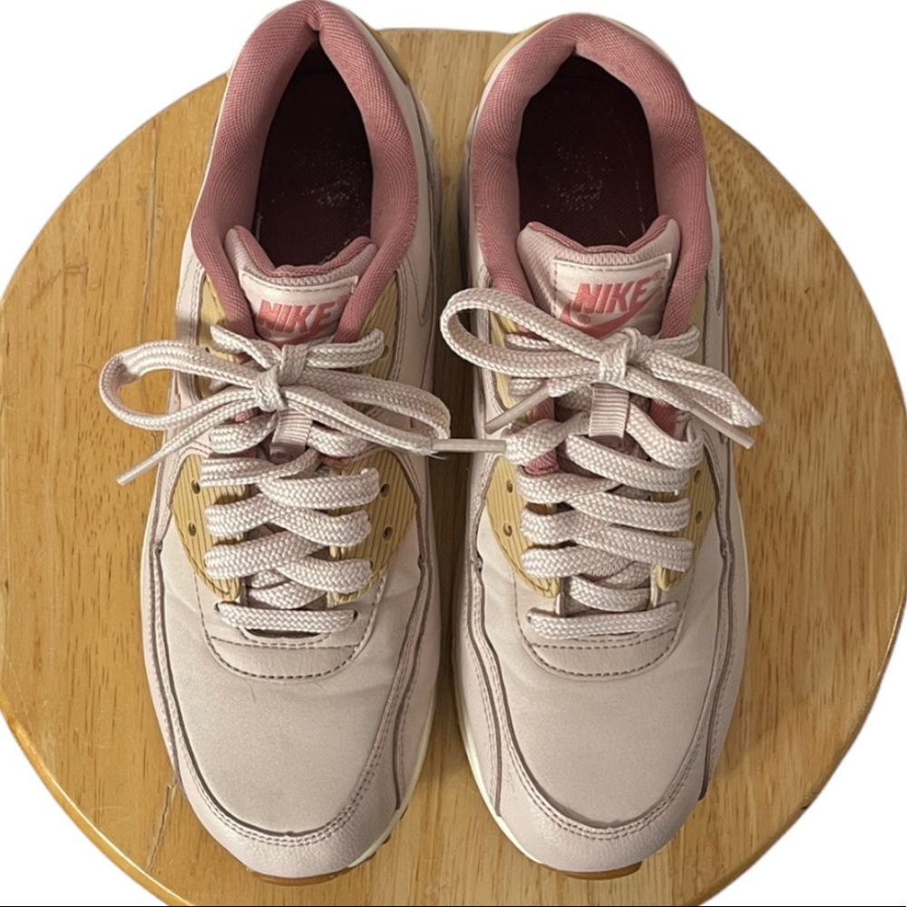🔴SOLD🔴Nike Air Max 90 Pink and Beige Sneakers Size 7.5 - Picture 2 of 10